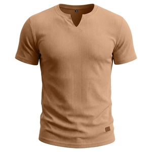 Dettaglio della t-shirt kaki con scollo a V con trama a coste e etichetta in pelle sull'orlo