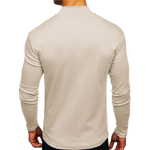 Dettaglio della maglia beige da uomo a collo alto con focus sulla trama del tessuto e taglio