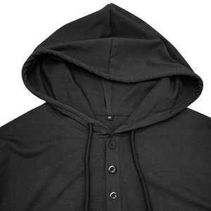 Détail d'un sweat à capuche Henley noir avec cordon, patte à 3 boutons et étiquette taille M