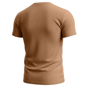 Vista posteriore della t-shirt da uomo con scollo a V in maglia a coste color caramello