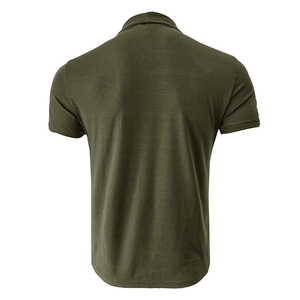 Vue arrière du t-shirt à col montant vert armée avec des détails de maille finie