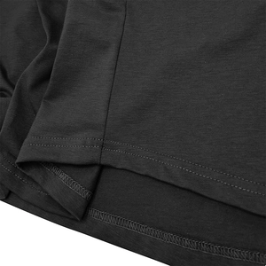 Détail de l'ourlet à double aiguille et texture du tissu tricoté sur t-shirt sport homme