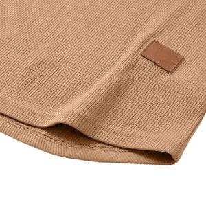 Dettaglio della trama in maglia a coste e toppa in pelle su una t-shirt marrone da uomo con scollo a V