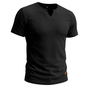 Dettaglio di una t-shirt nera a costine con scollo a V e piccola etichetta in pelle