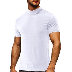 Détail du t-shirt blanc pour homme à col montant et coupe ajustée élégante