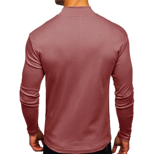 Vista posteriore di una maglia termica da uomo rosso mattone a collo alto aderente