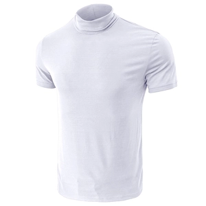Gros plan d'un t-shirt blanc ajusté pour homme avec col montant et texture en tissu élastique
