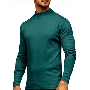 Dettaglio della maglia a dolcevita uomo verde scuro che mostra la trama del tessuto