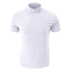 Détail du t-shirt blanc à col montant montrant la texture fine de la maille et l'encolure