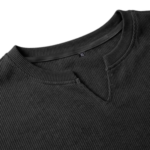 Dettaglio macro dello scollo a V con tessuto a costine e etichetta della taglia XL su maglia uomo