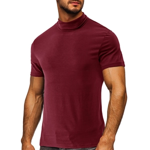 Détail du col montant sur un t-shirt ajusté à manches courtes de couleur bordeaux