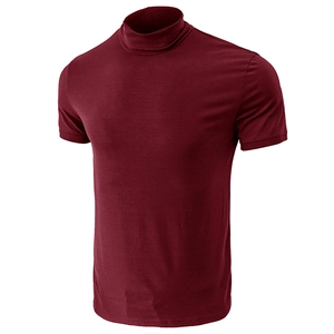 Détail du t-shirt à col montant pour hommes en maille bordeaux avec une coupe ajustée