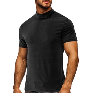 Détail du t-shirt noir pour homme à col montant et coupe ajustée en tissu extensible