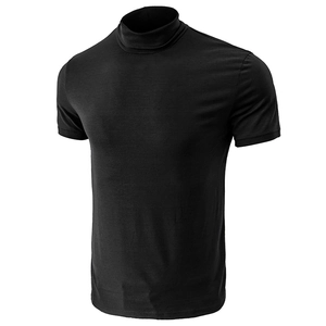 Détail d'un t-shirt noir à col montant et manches courtes, coupe ajustée pour hommes