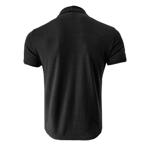 Vue arrière détaillée d'un polo noir à manches courtes montrant la texture du tissu tricoté