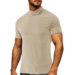 Gros plan du t-shirt homme coupe ajustée à col montant en tissu tricoté de couleur kaki