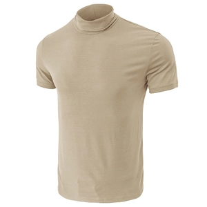 T-shirt homme à col montant et manches courtes kaki, coupe slim sur mannequin
