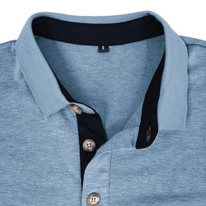 Détail du polo bleu clair avec col contrasté noir et boutons en ambre élégants