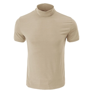 Détail d'un t-shirt homme kaki à col roulé, coupe ajustée et maille texturée