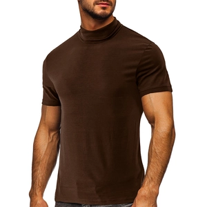 Détail du t-shirt homme marron foncé à col montant, coupe ajustée et texture de qualité