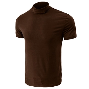 Détail d'un t-shirt homme à col montant et coupe ajustée en tissu marron chocolat