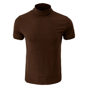Détail d'un t-shirt à col montant marron café à manches courtes en maille fine