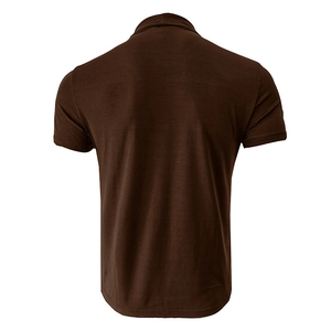 Vue arrière du polo marron foncé montrant la texture fine et les détails de couture