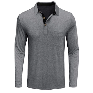 Détail du polo gris chiné avec patte de boutonnage contrastée et boutons style bois