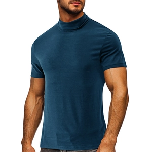 Détail d'un t-shirt bleu marine à col montant avec tricot de qualité et coupe ajustée