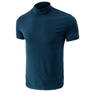 Gros plan d'un t-shirt bleu marine à col montant en maille de haute qualité