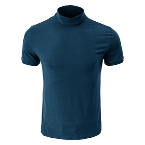 Détail d'un t-shirt homme coupe ajustée à col montant en bleu sarcelle au tissu lisse