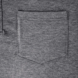Gros plan détaillé des coutures fines sur la poche en maille grise de ce polo pour hommes