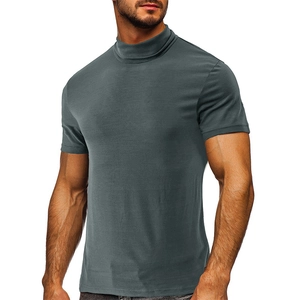 Détail du t-shirt gris anthracite ajusté à col montant et manches courtes pour homme