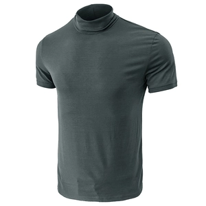 Gros plan du t-shirt à col montant gris foncé pour hommes montrant la texture de la maille