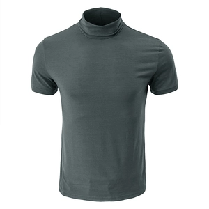 Détail macro du t-shirt gris anthracite à col montant montrant la texture du tricot fin