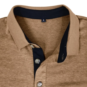 Gros plan du col de polo marron pour homme avec doublure contrastée et taille S