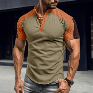 Dettaglio della maglia Henley kaki con spalle arancioni e abbottonatura a tre bottoni
