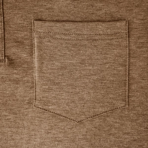 Vue détaillée du polo en maille marron avec une poche poitrine cousue pour hommes