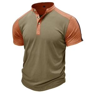 Dettaglio della maglia Henley verde oliva con inserti arancioni e trama in maglia fine