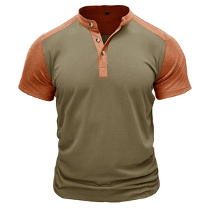 Dettaglio maglia henley bicolore con bottoni in legno e maniche raglan da uomo sport