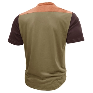 Vista posteriore della maglia Henley da uomo con design a tre colori in oliva e marrone
