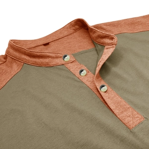 Dettaglio della maglia Henley verde oliva con colletto arancione ruggine e tre bottoni