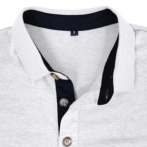 Détail du col d'un polo pour homme avec tissu gris chiné et boutons à effet marbre