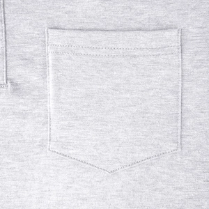 Détail de la poche de poitrine avec double couture sur un polo pour homme gris chiné