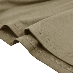 Dettaglio della doppia cucitura sull'orlo di questa maglia Henley in maglia verde oliva