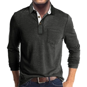 Détail du polo à manches longues gris chiné avec col contrasté et poche de poitrine