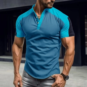 Dettaglio della maglia henley slim fit da uomo con design color block blu e nero