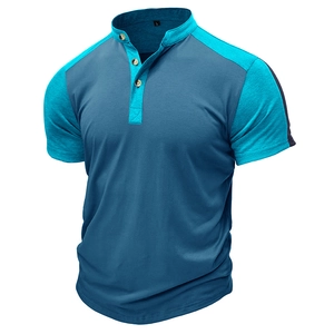 Dettaglio del colletto Henley a tre bottoni con cuciture a contrasto sulle spalle del top