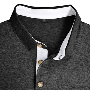 Gros plan du col d'un polo pour homme avec bordure contrastée et trois boutons