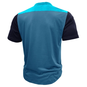 Vista posteriore della t-shirt da uomo a maniche corte con design patchwork a tre colori